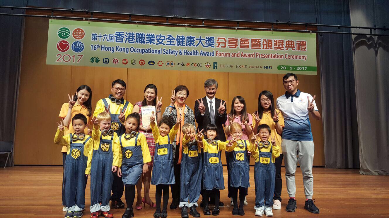 Group photo of Ngan Kwong Wan Rd., Mui Wo-Home Ownership Scheme project team and Lick Hang Kindergarten